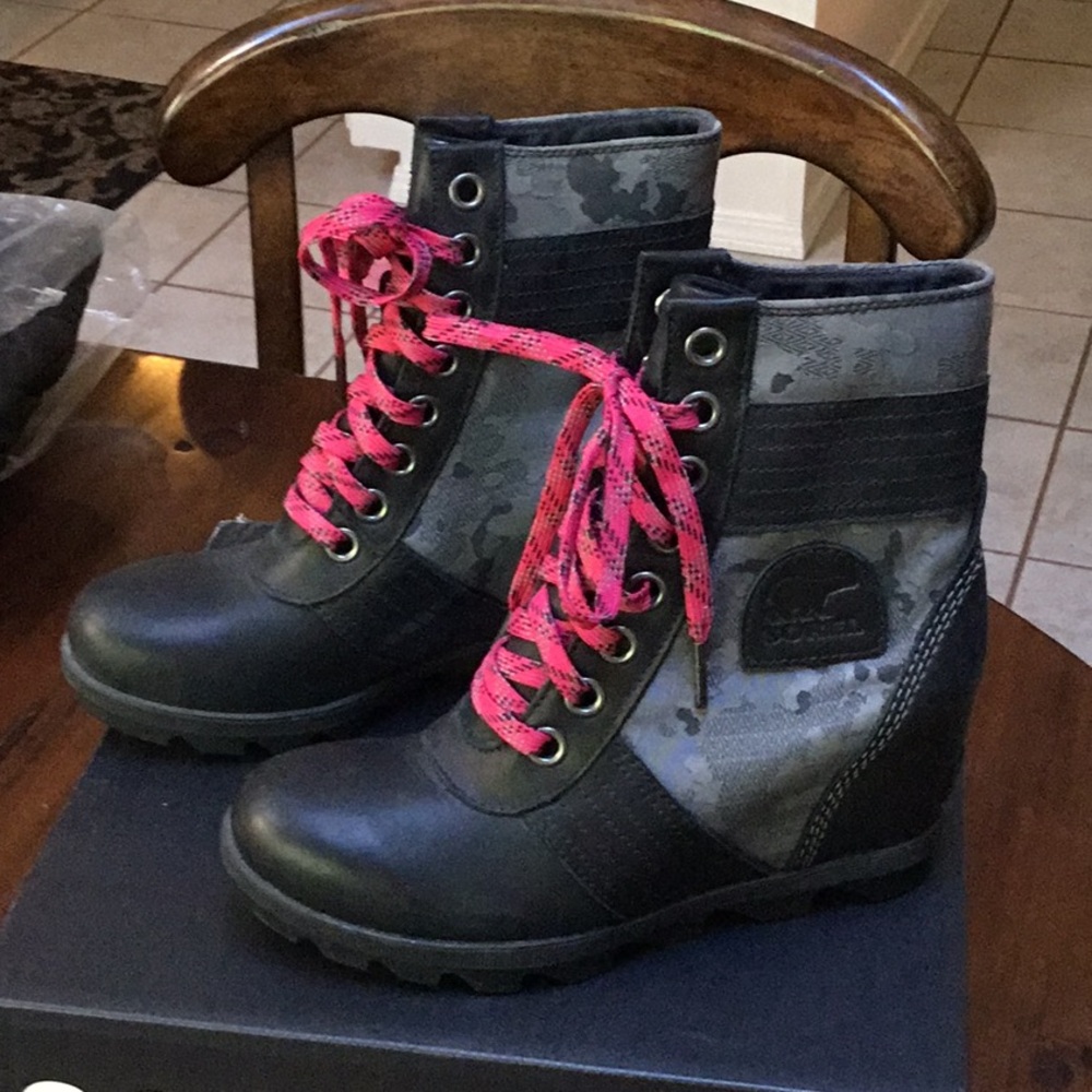 Sorel Women's Size 7.5 Black Boots with Pink Laces